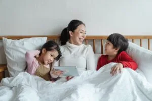 Parenting in the Digital Age: Navigating Technology with Your Child 1 parenting in the digital age